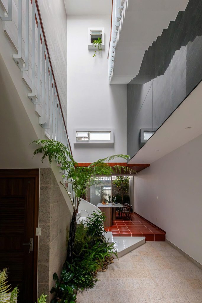 Tall internal courtyard connecting the staircase and kitchen