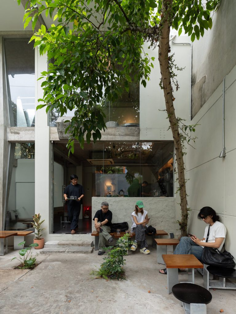 Day1 Cafe by oh.hi studio, visitors in the courtyard under the tree