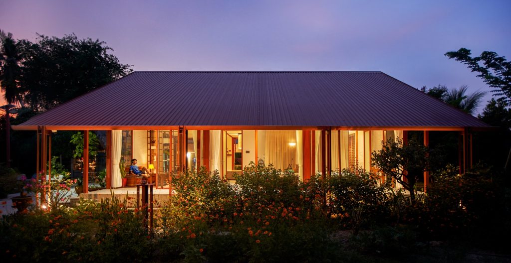 Garden House by aha.studio.arc, Go Quao, An Giang, the house at dusk