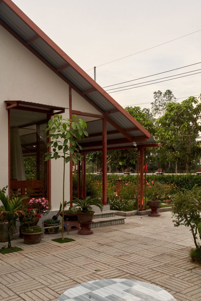 Garden House by aha.studio.arc, Go Quao, An Giang, covered porch between the volumes