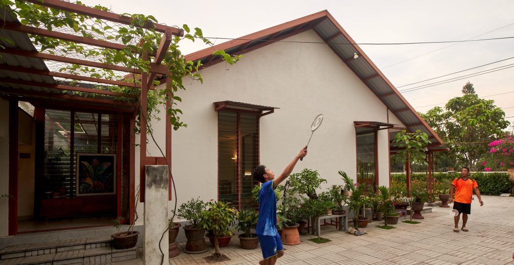 Garden House by aha.studio.arc, Go Quao, An Giang, side yard and pergola