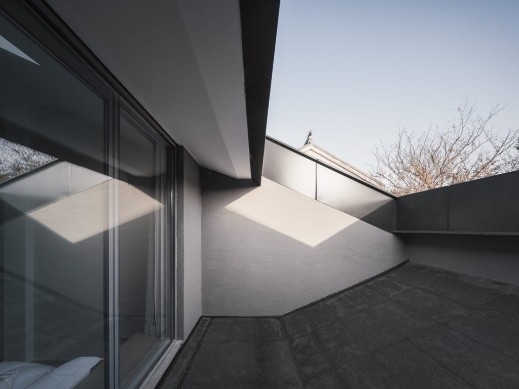 Sloping terrace on a cantilevered slab