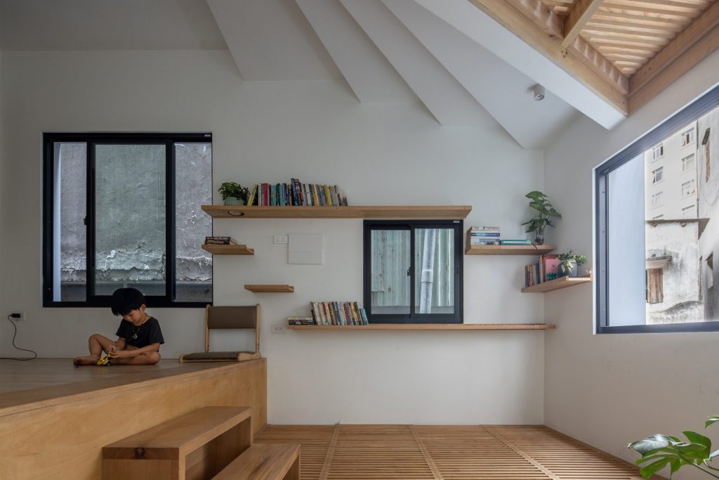Stepped timber living space with low shelves and wide windows