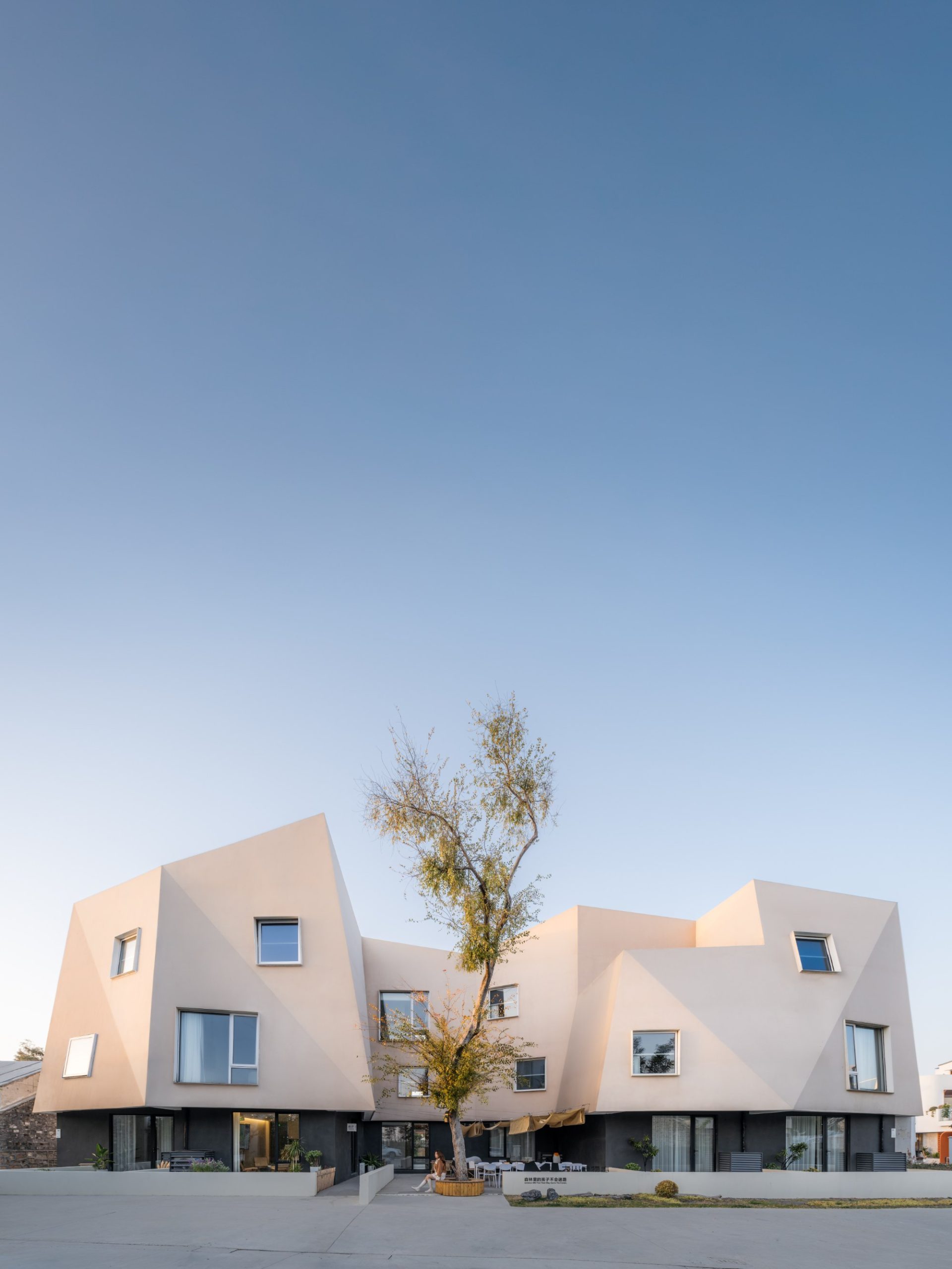The faceted volume floating over a dark ground floor
