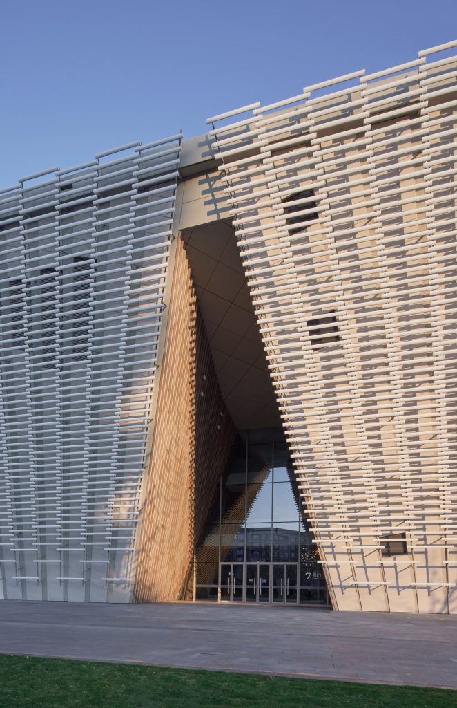 Triangular opening in the ceramic screen