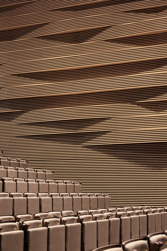 Faceted wall panels in the multi-purpose theatre