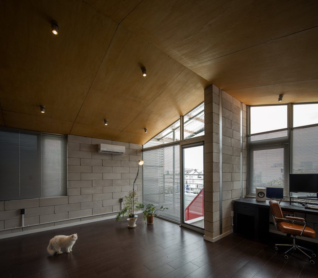 Room Above by scale50, Ho Chi Minh City, workspace with block walls and glazing