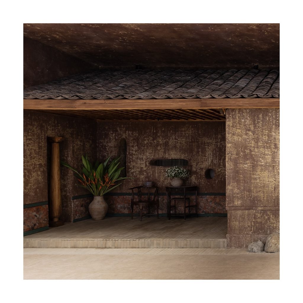Reception with a plant and earthen walls