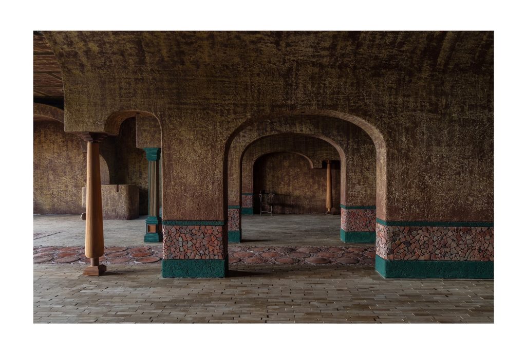 Arched openings between dining bays