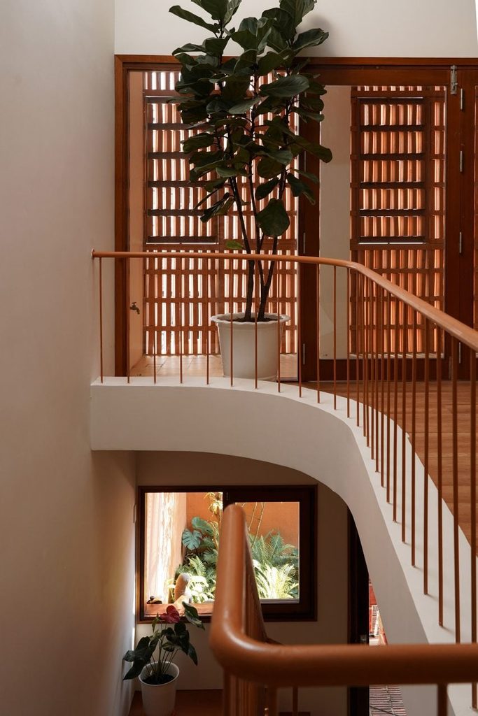 Curved upper landing facing the perforated brick screen