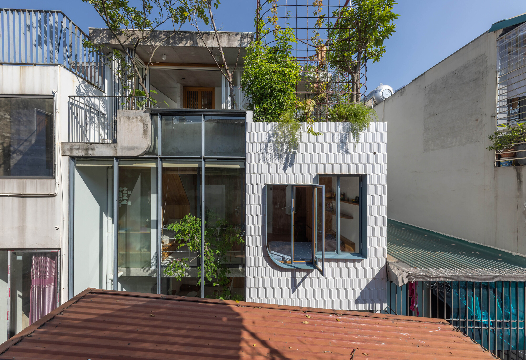 Street-facing rooms and roof terrace above the alley