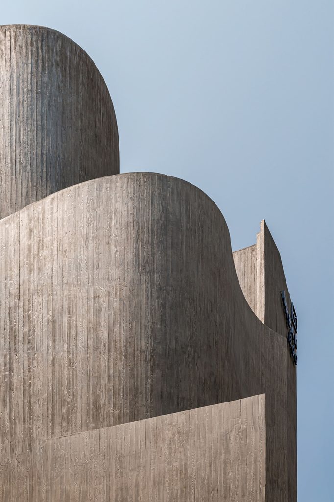 Curved upper walls in board-formed concrete