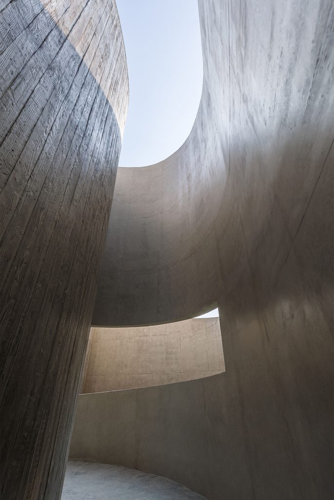 Daylight between curved concrete walls