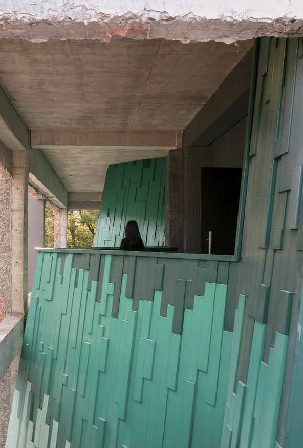Second-floor terrace among the green peaks