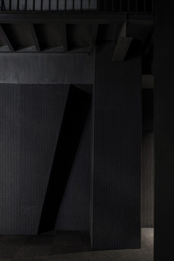 Inclined wall and column inside the theatre