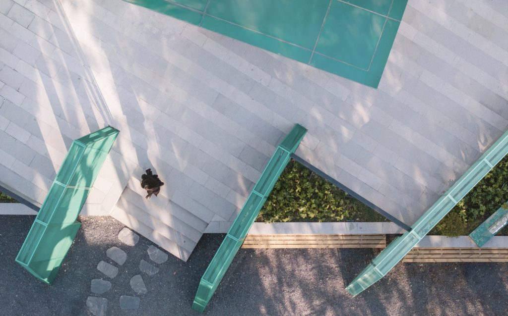Metal mesh mountain seen from above at the entrance