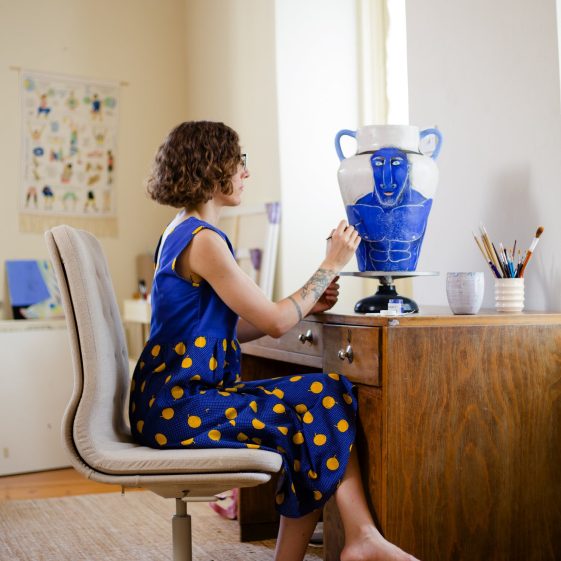 Trong thế giới nghệ thuật đương đại, nơi sự giao thoa giữa truyền thống và hiện đại liên tục được tái định nghĩa, Daphne Christoforou nổi bật với phong cách kể chuyện độc đáo bằng gốm và tranh minh họa. Xuất thân từ Cyprus, tốt nghiệp Royal College of Art (London), Daphne biến những chiếc bình gốm thành “cuốn sách tranh” sống động, nơi thần thoại Hy Lạp cổ đại gặp gỡ những suy tư cá nhân.