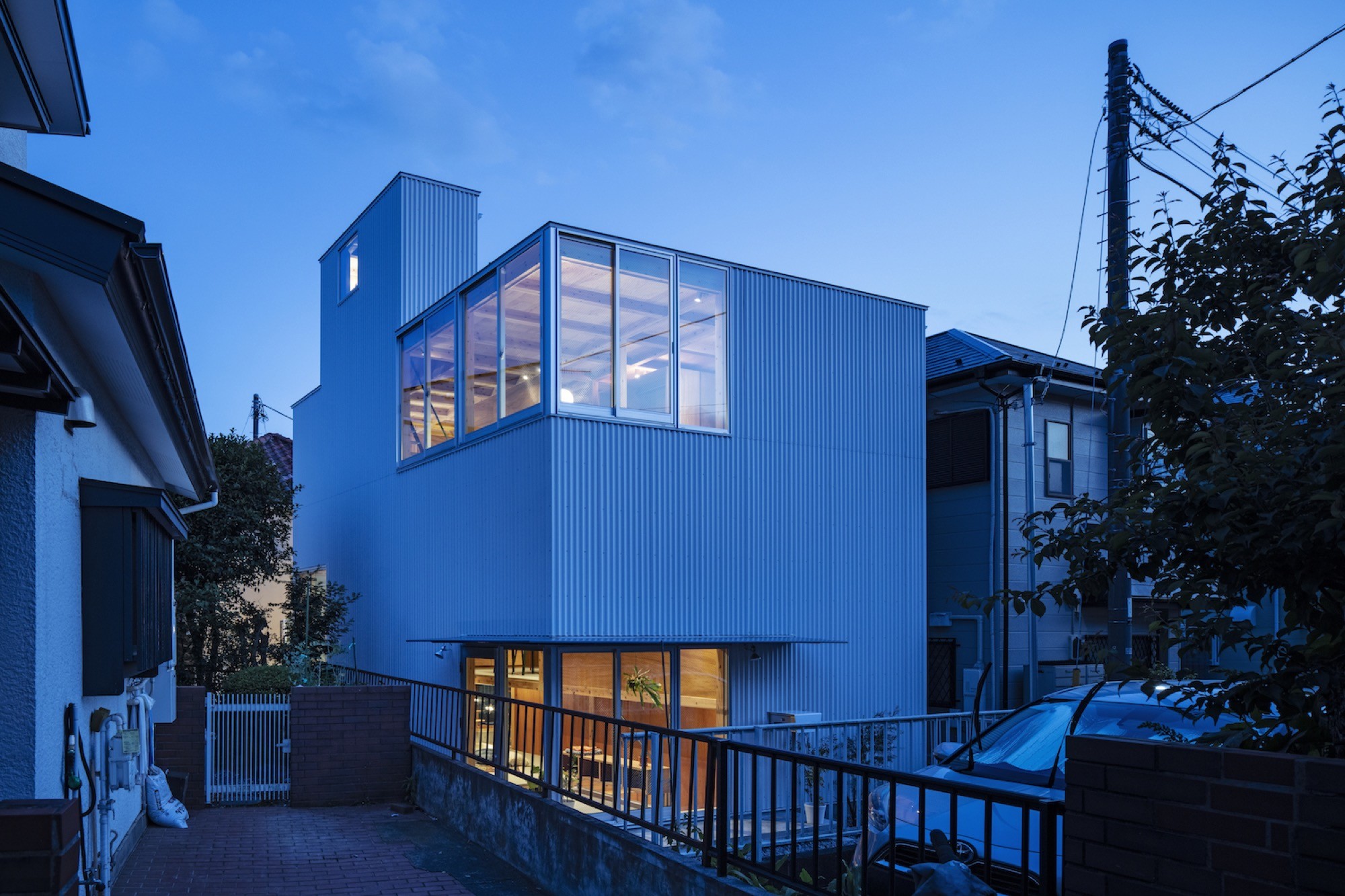 A split level house for three generations by the sea