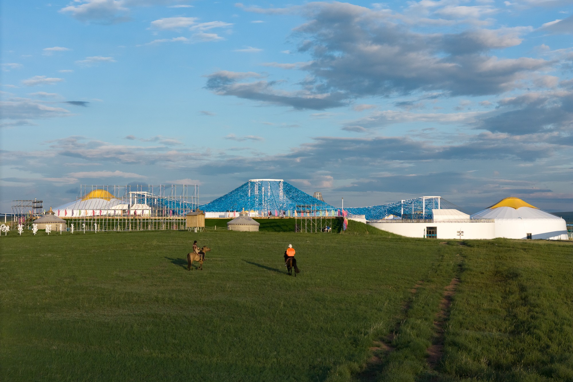 Live by Water: a steppe resort shaped by nomadic memory and ecological flow