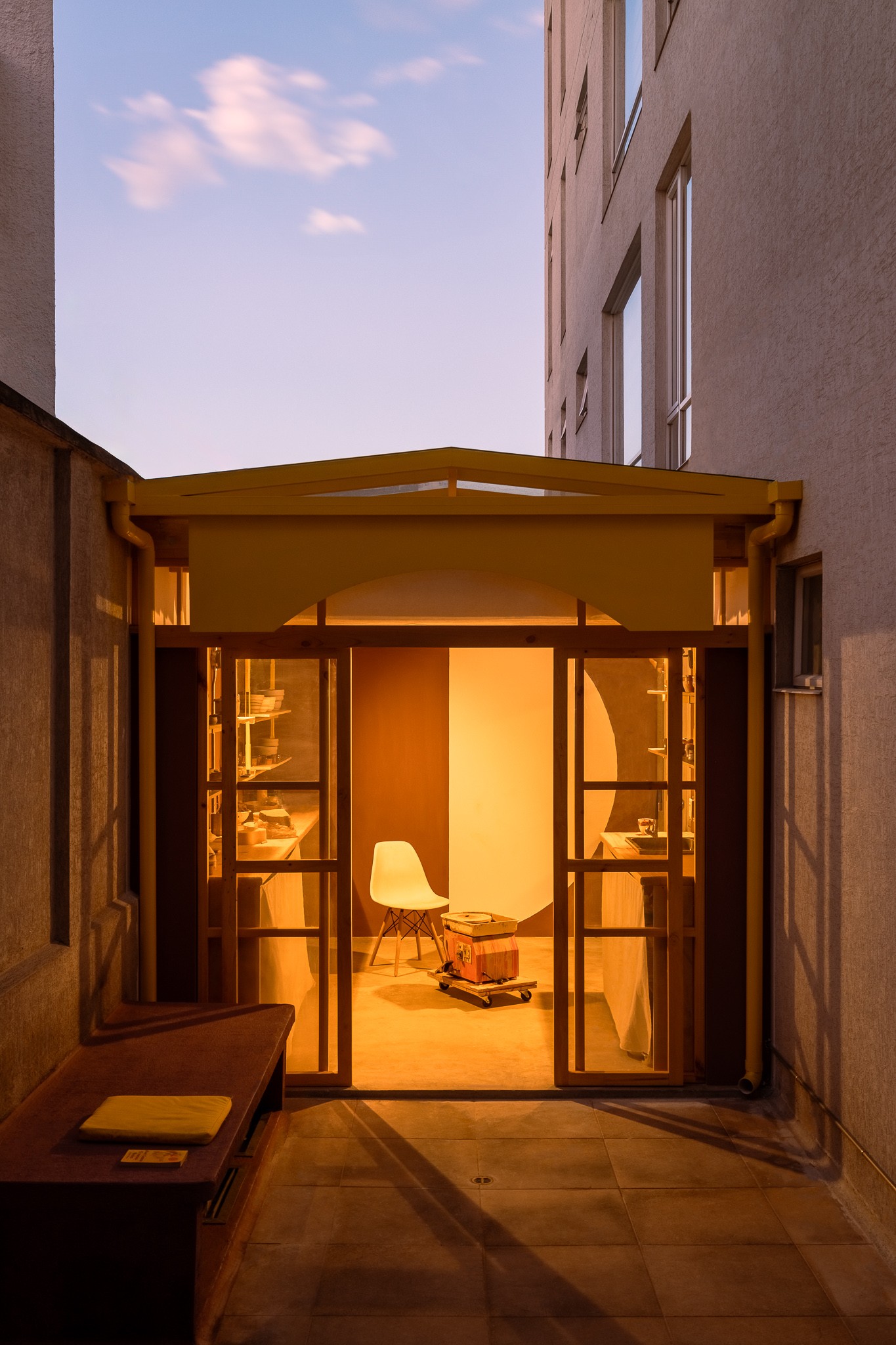 Under a fabric dome, a 12 square metre terrace becomes a ceramics studio