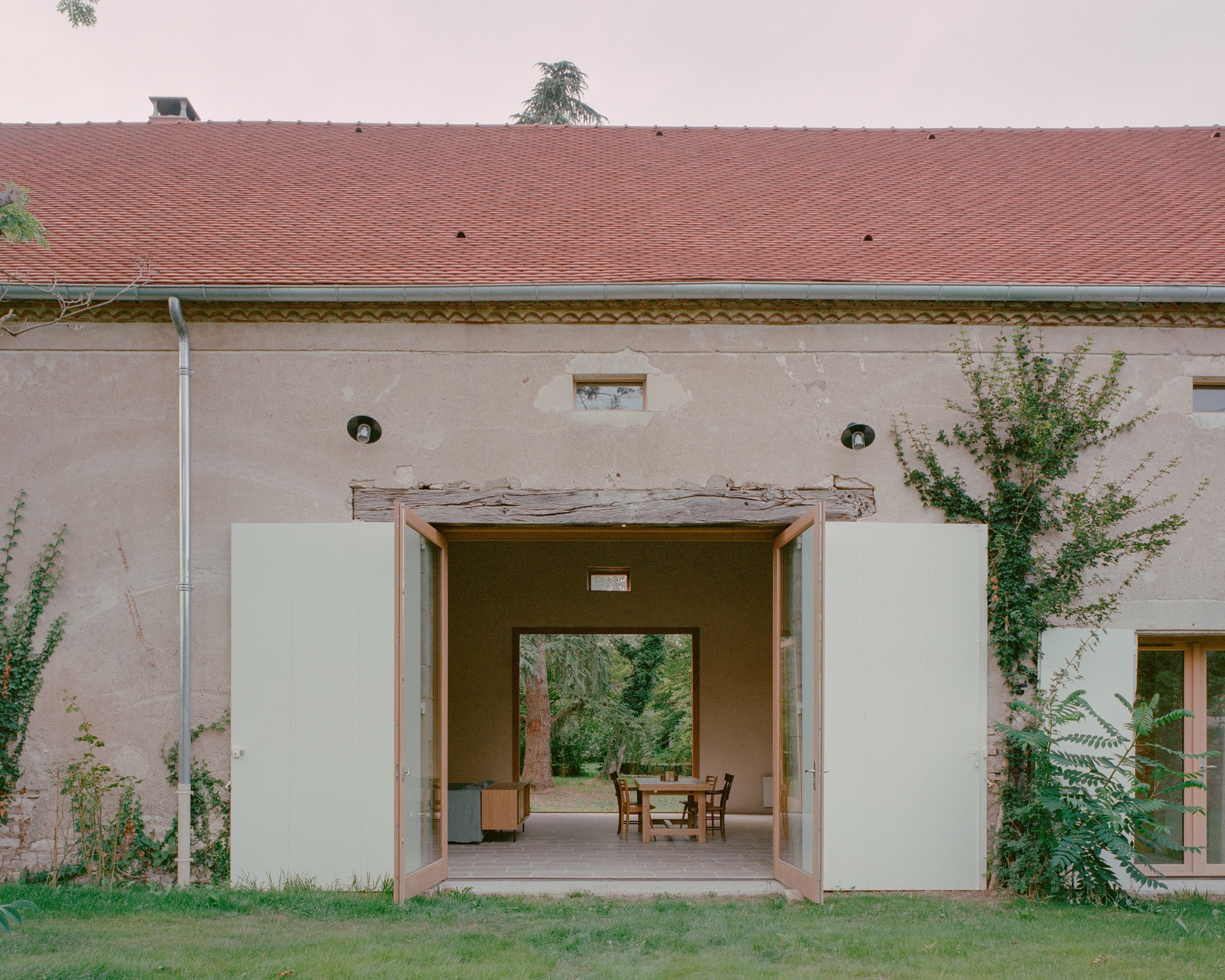 A two hundred year old auvergne barn becomes a warm family home
