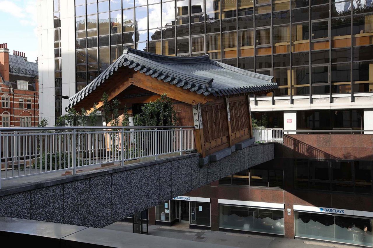 Carrying Home: Do Ho Suh’s Architectures of Memory and Migration