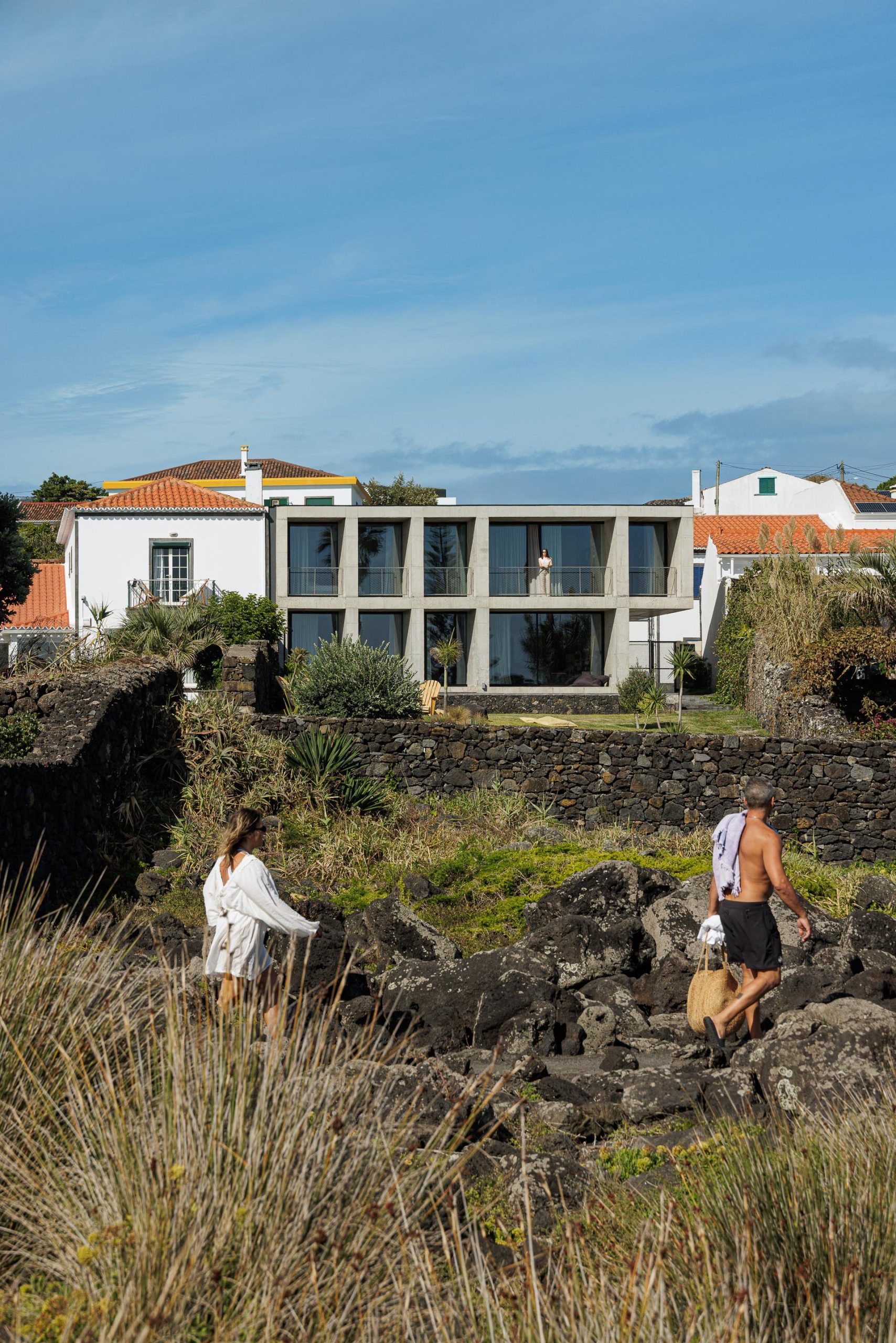 A raw concrete house shaped by the Atlantic coast