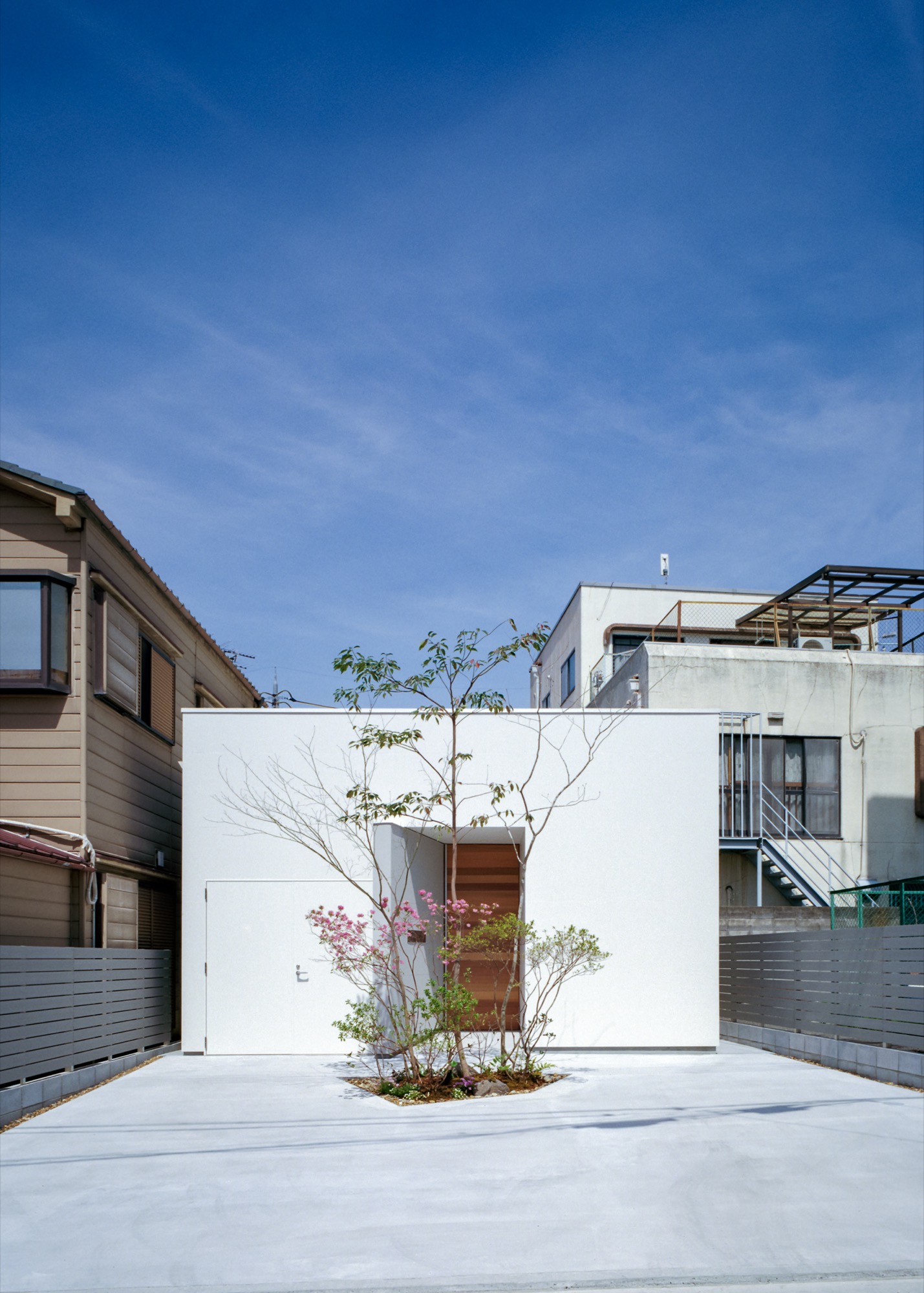 House in Kashiwara creates calm living space beside railway line