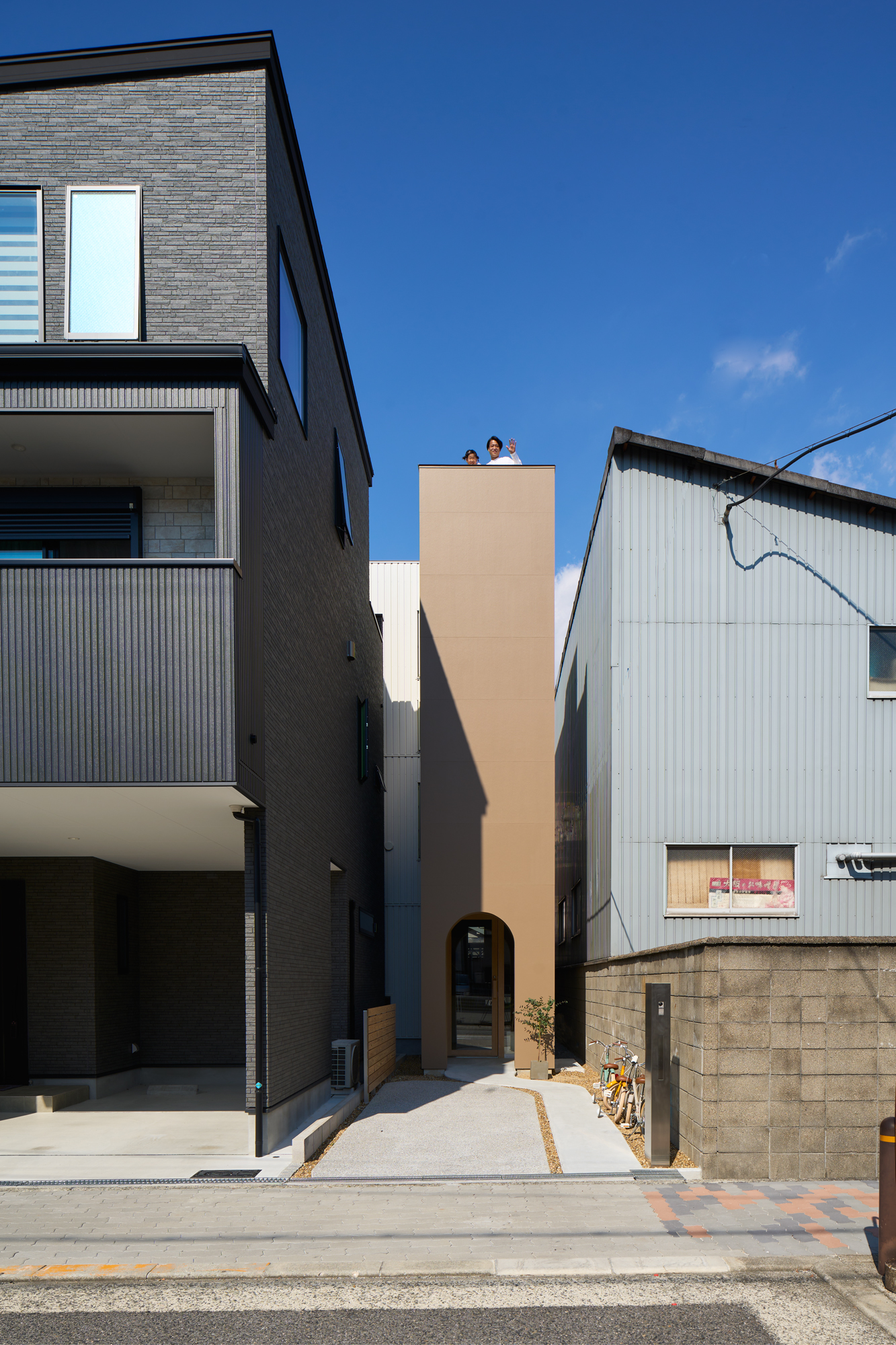 Osaka flagpole house carves a vertical landscape around a central skylight
