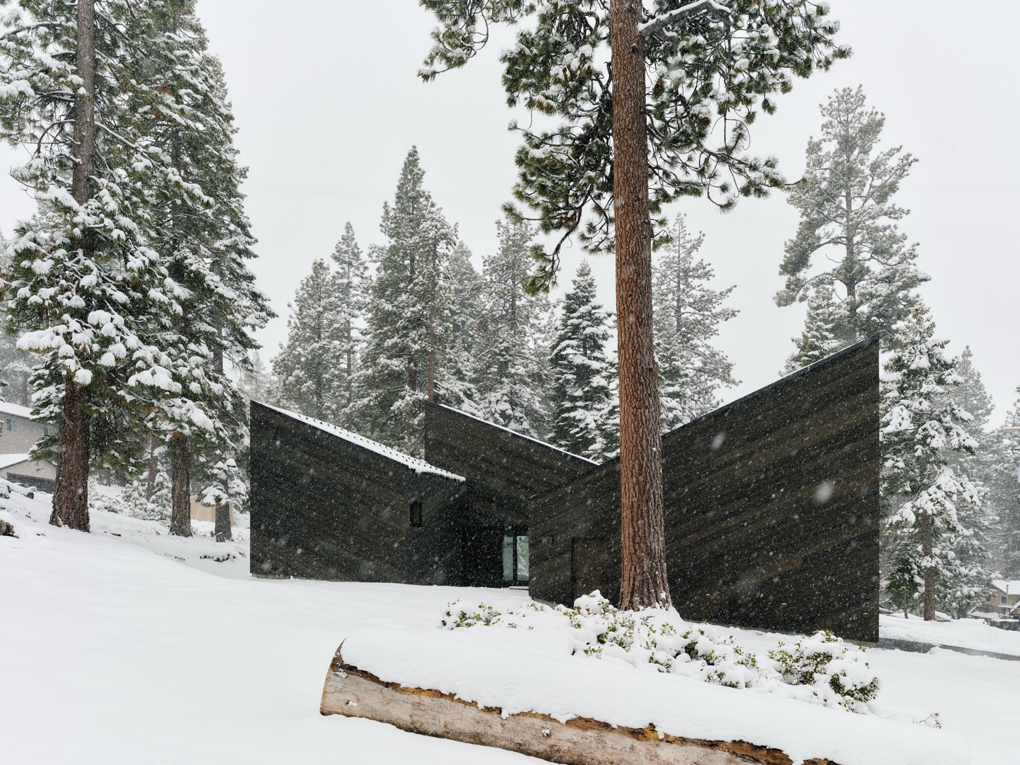 Staggered Cabin: A stepped house by Mork-Ulnes Architects in Lake Tahoe