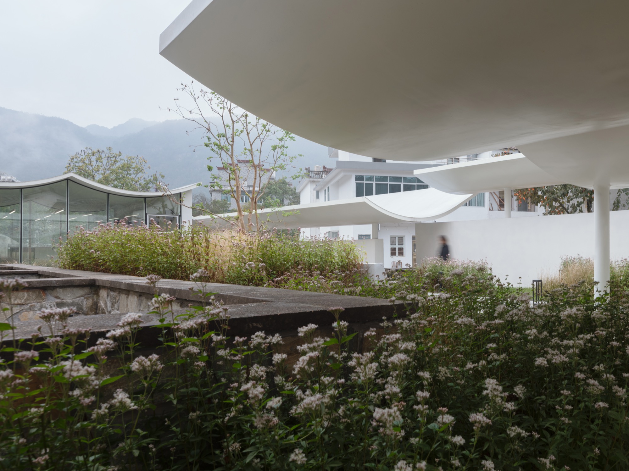 Qingyi Lodge in Zhejiang converts abandoned school into artists’ retreat