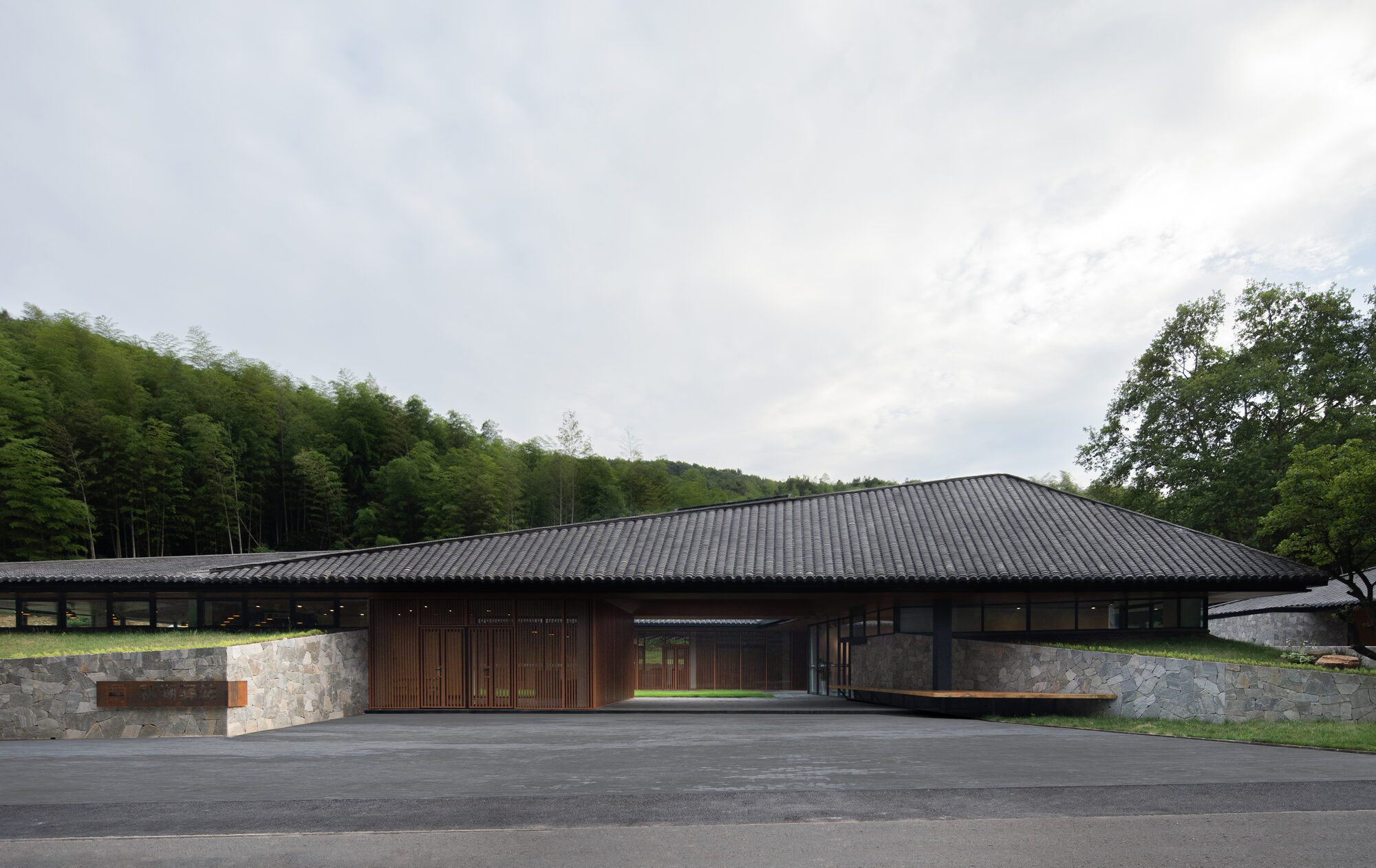 Mix Architecture embeds Qiu Hu Station into Wuxiang Mountain landscape