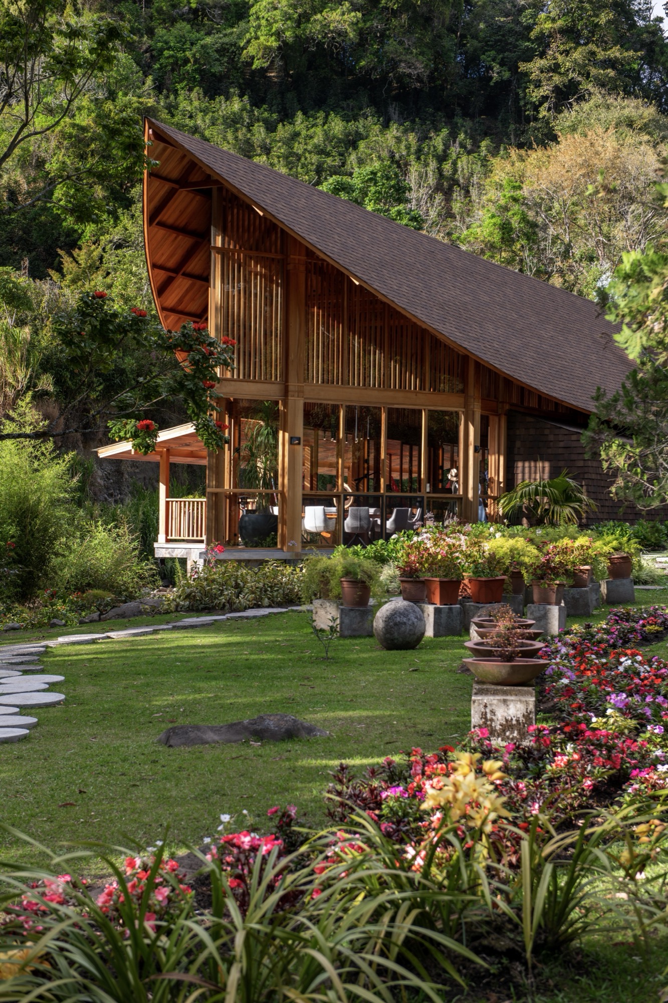 Mallol completes cedar pavilion beneath a curved roof in Panama’s coffee highlands