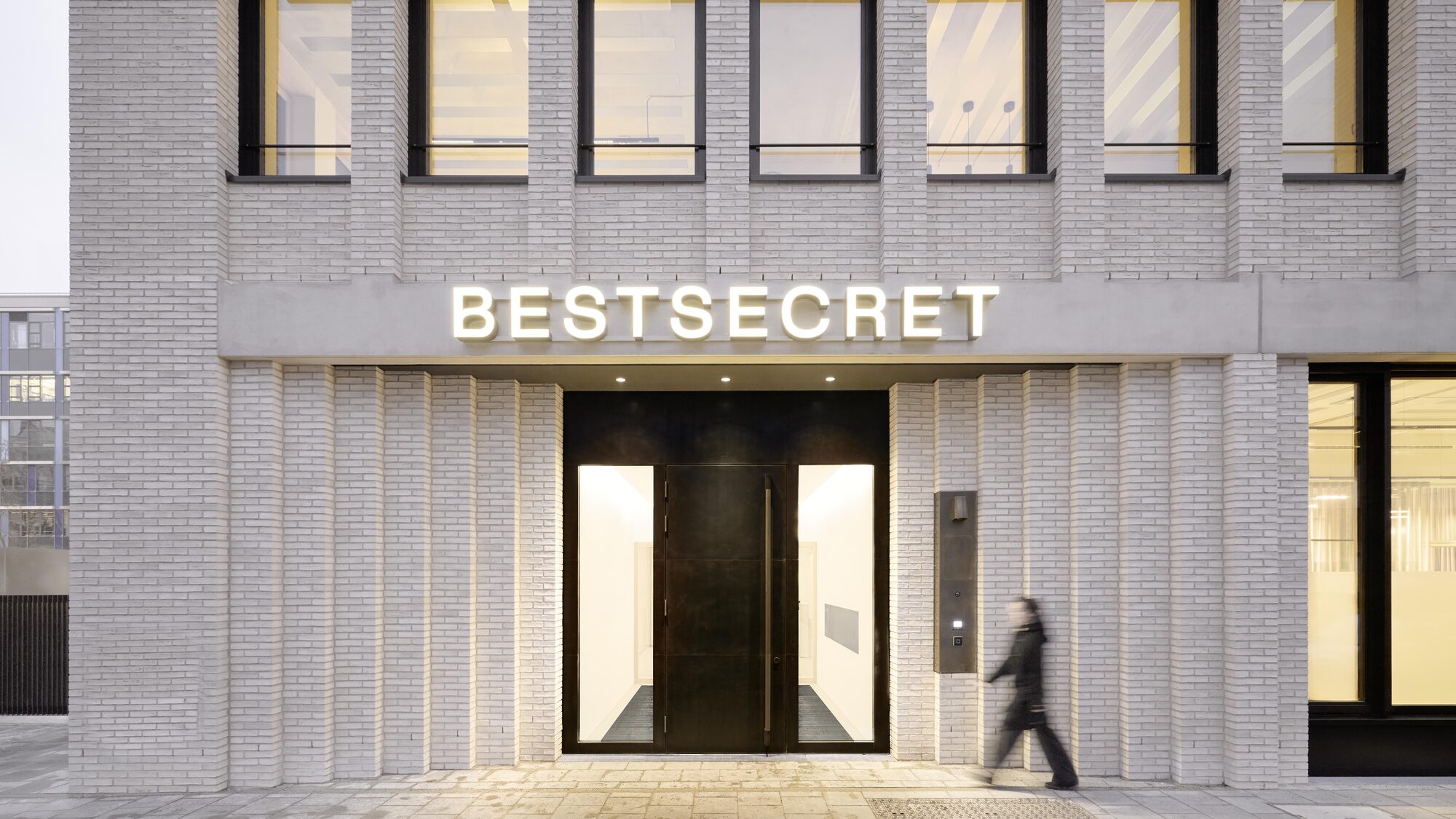 Mirrored surfaces and warm wood define BestSecret’s Munich office by HENN
