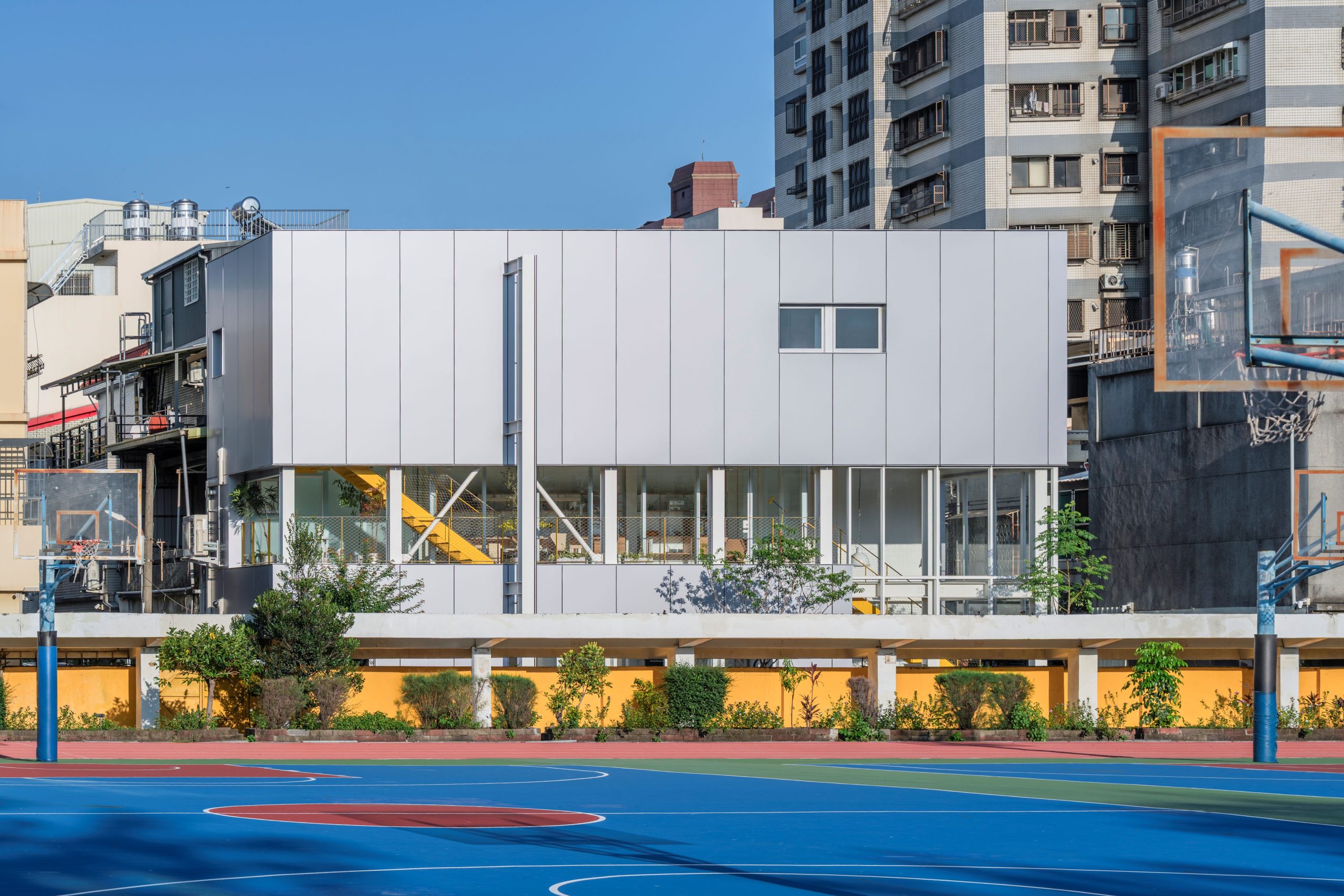 Internal garden and steel structure inside MOM House