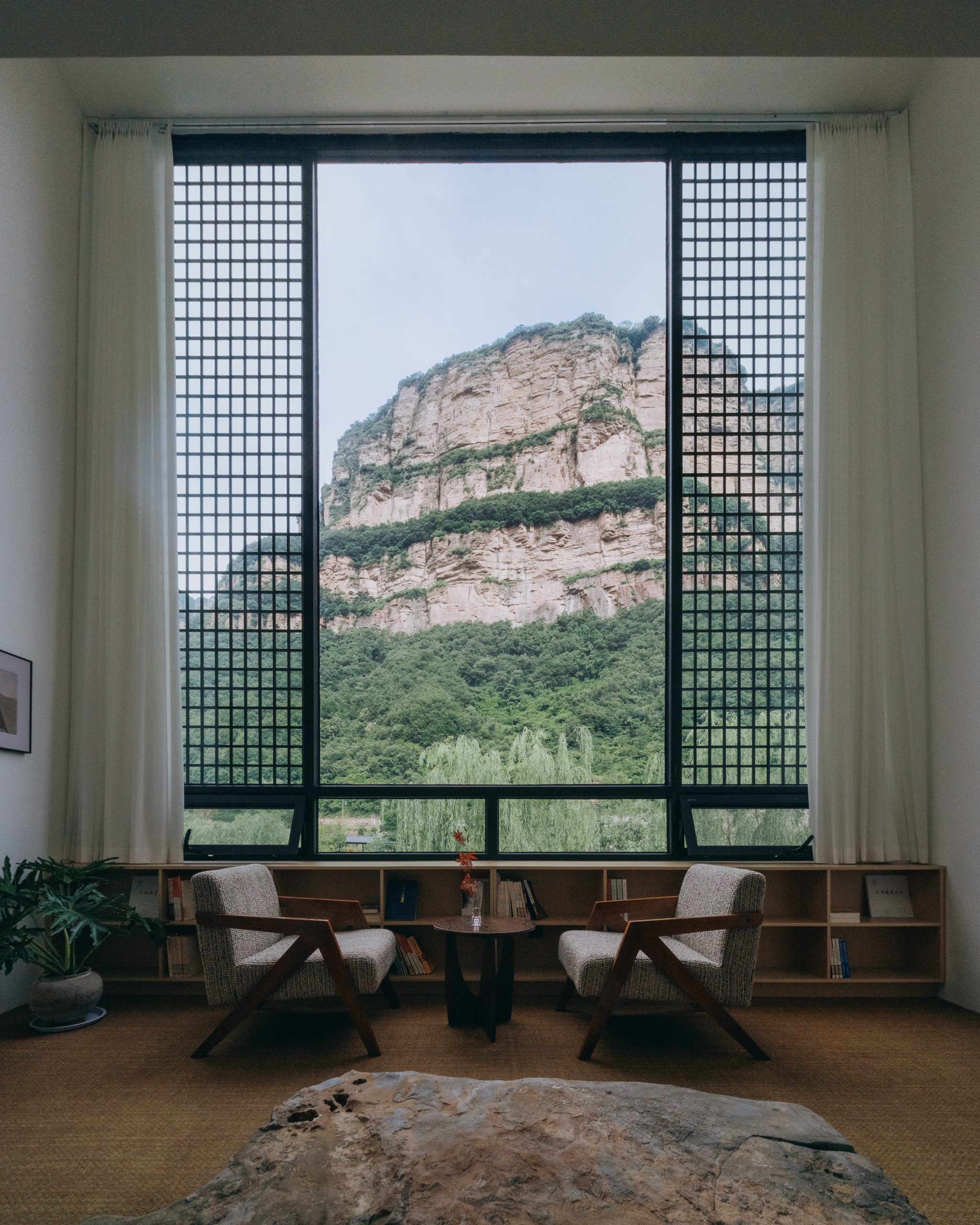 Second-floor public area at Wo Quan Shan Fang facing the Taihang Mountains