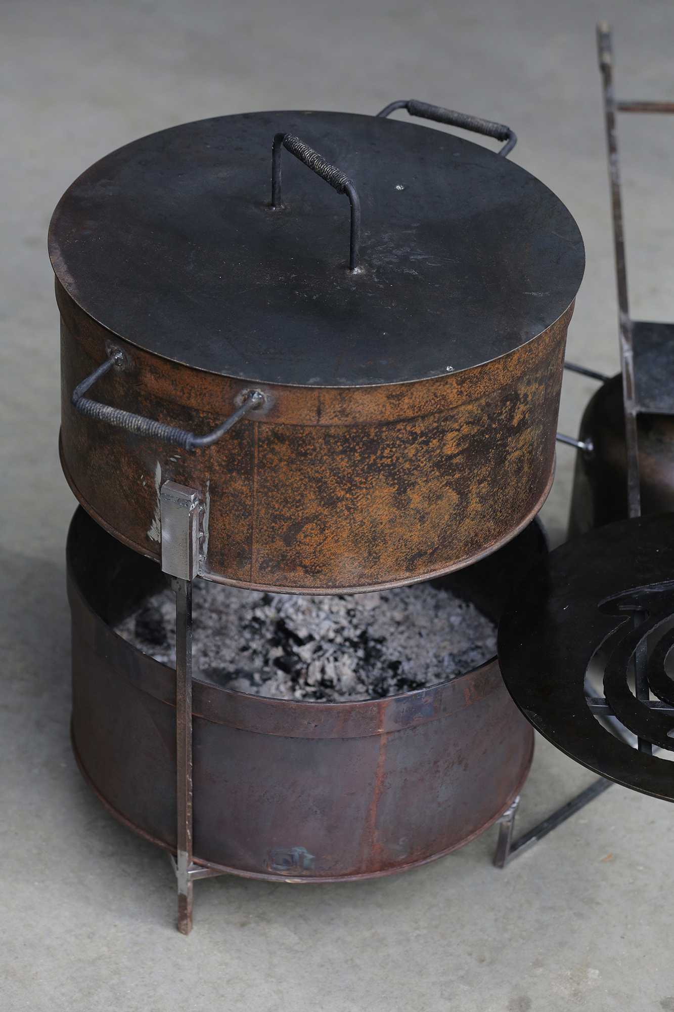 Cuisine Banale mobile preparation and cooking modules built from reclaimed materials