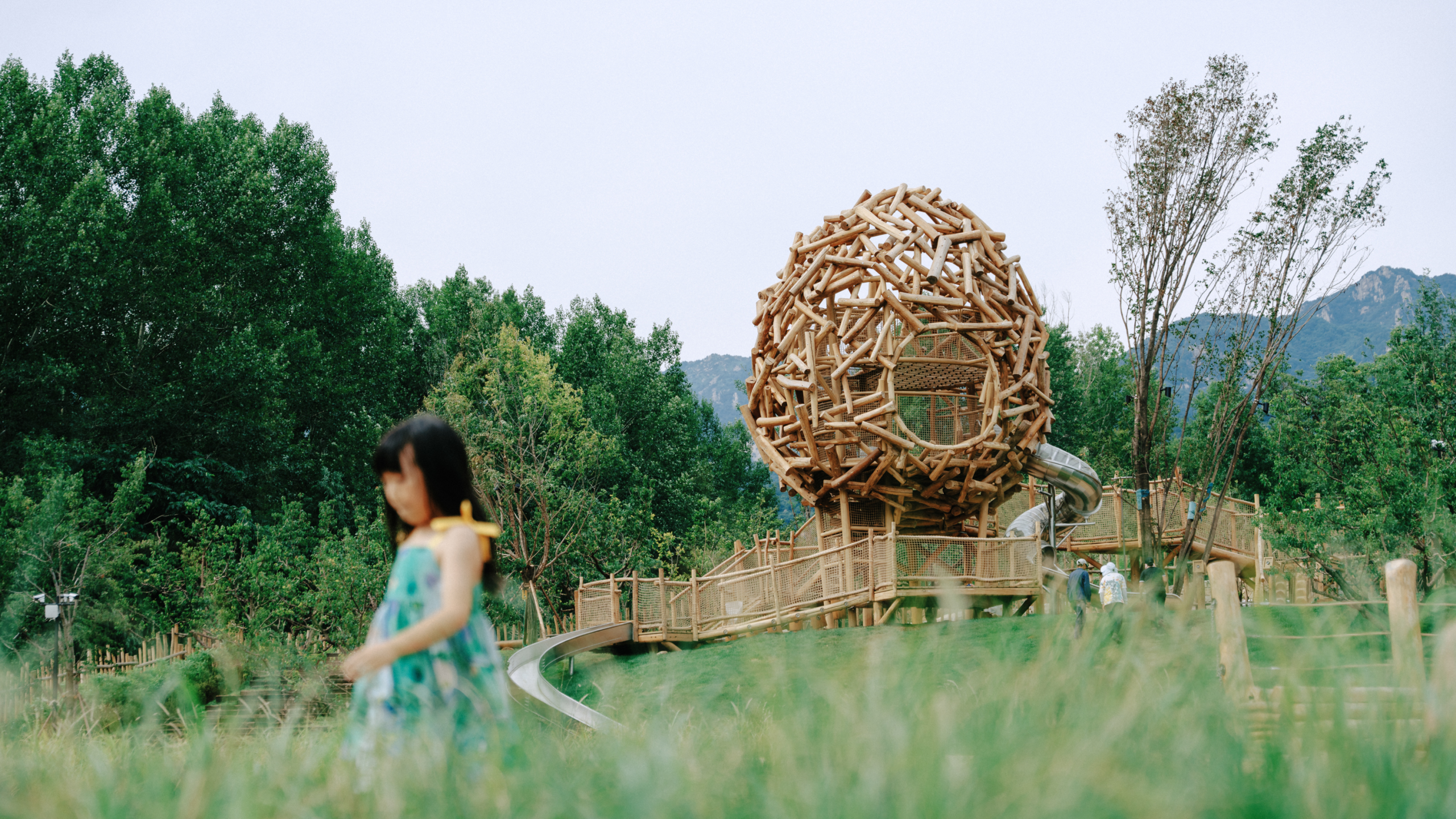 XISUI Design weaves an eco-log children’s camp through Wuling Mountain
