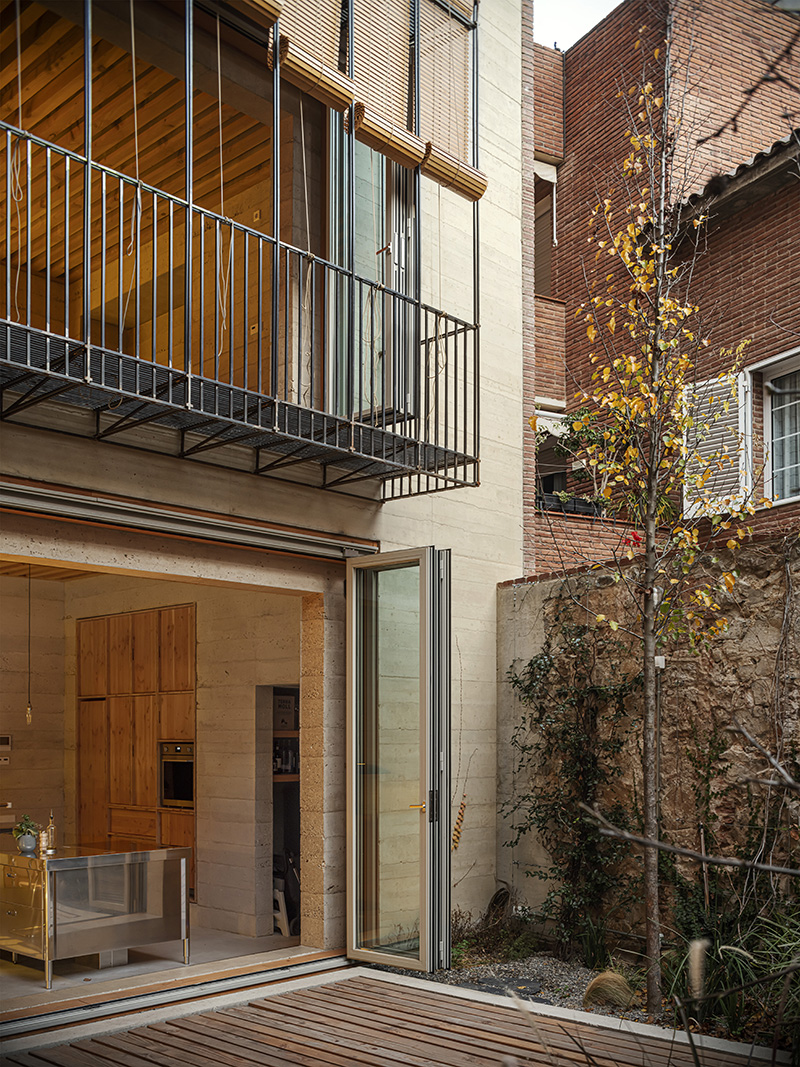 House 1736 by HARQUITECTES in Barcelona, photographed by Adrià Goula