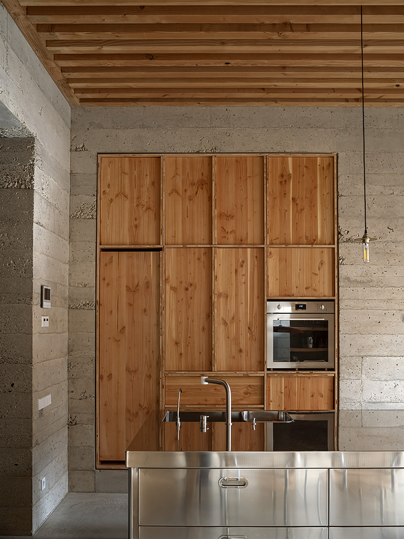 House 1736 by HARQUITECTES in Barcelona, photographed by Adrià Goula