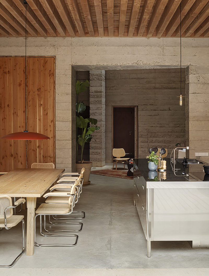 House 1736 by HARQUITECTES in Barcelona, photographed by Adrià Goula
