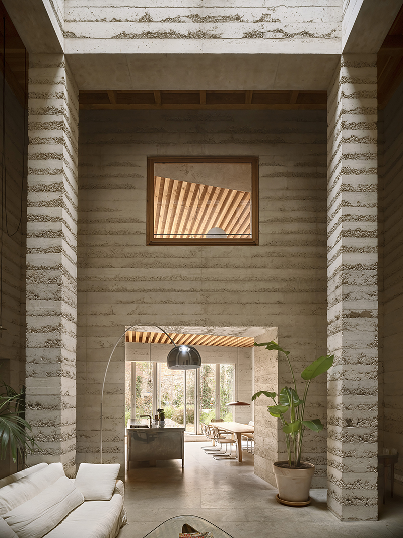 House 1736 by HARQUITECTES in Barcelona, photographed by Adrià Goula