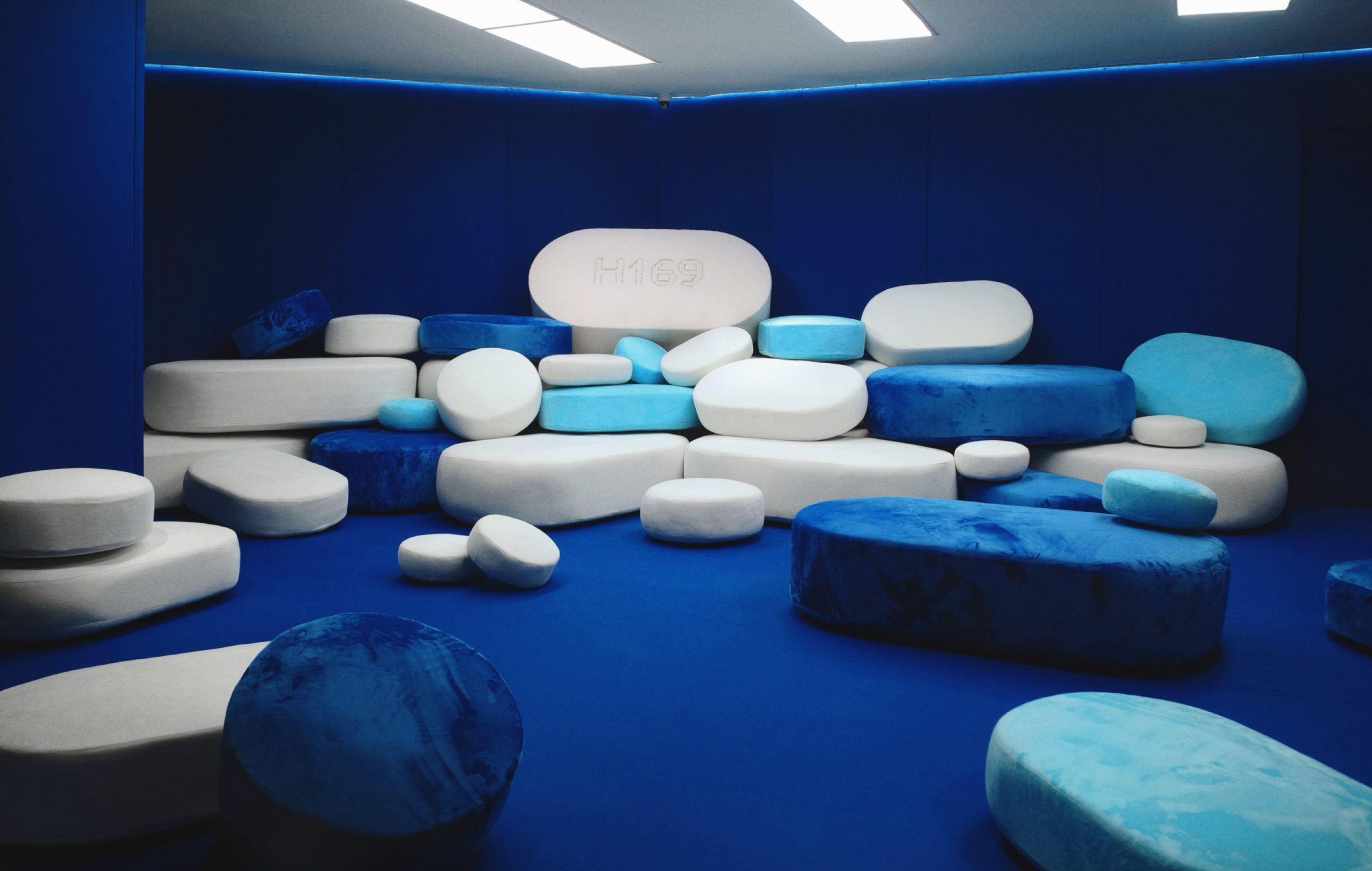 HOMMES.HOM turns 48 sleepless hours into a room of pill-shaped pillows