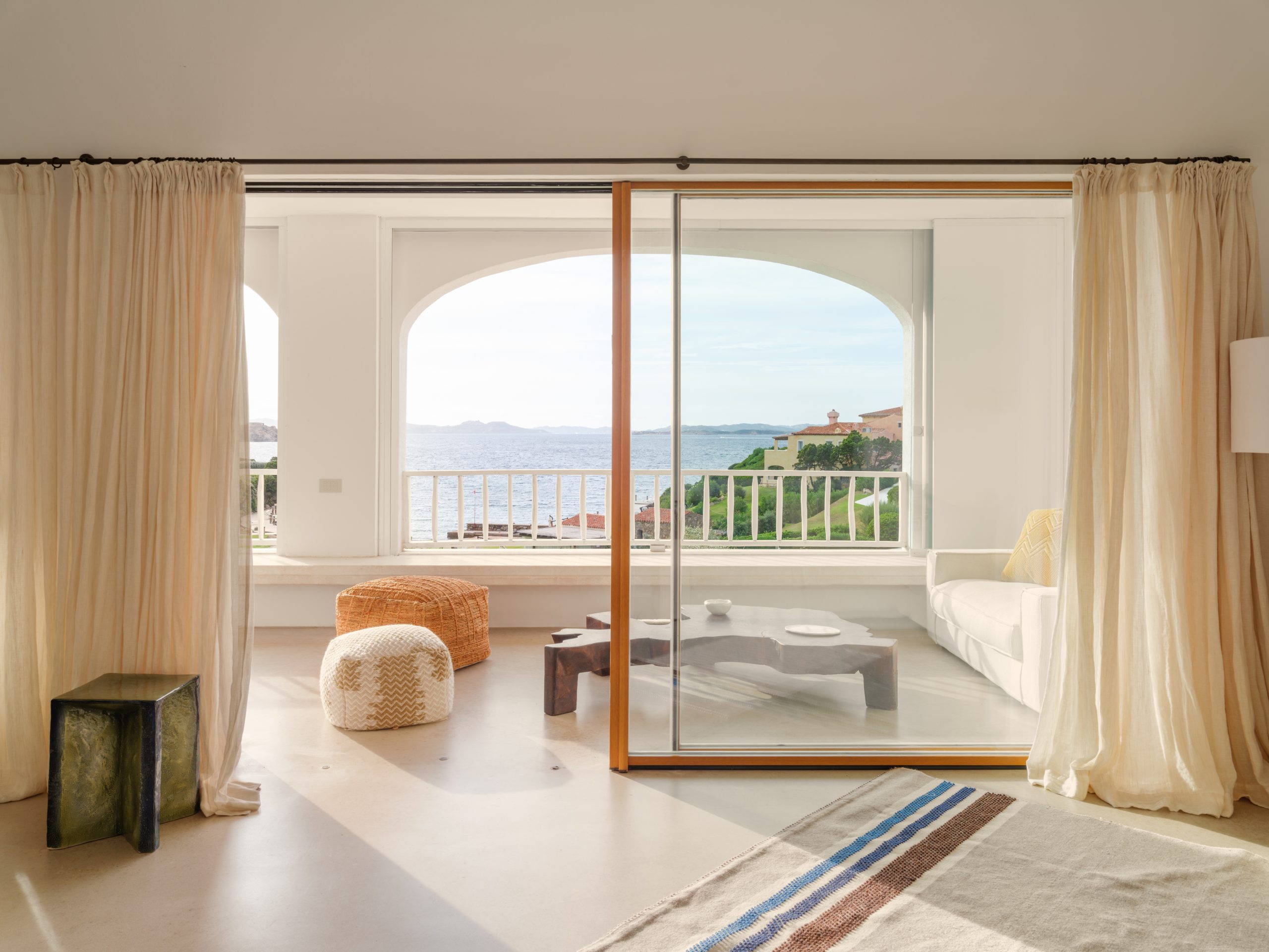 Dining area with furniture inspired by Luigi Vietti