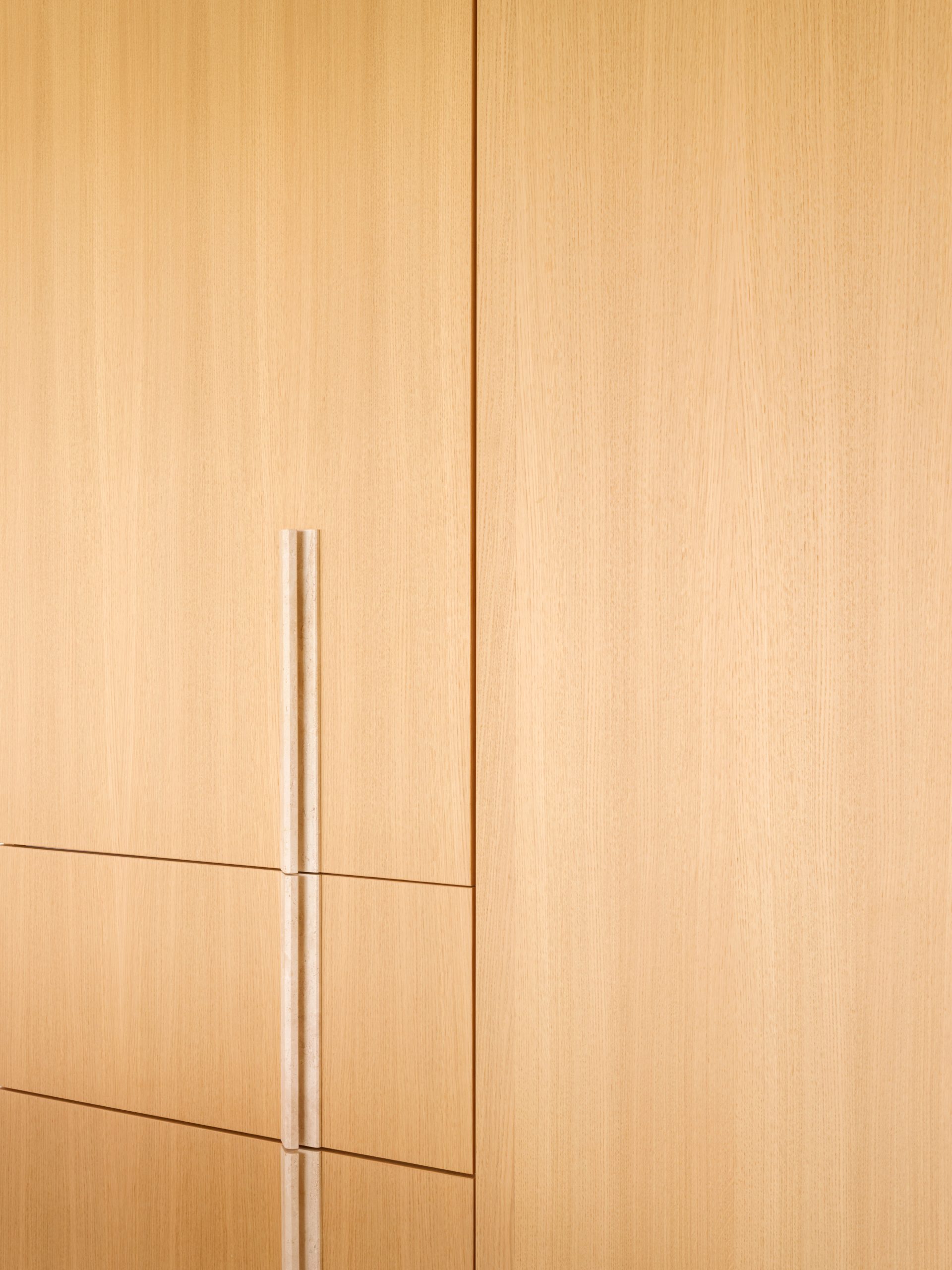 Orosei stone and pale finishes in the bathroom