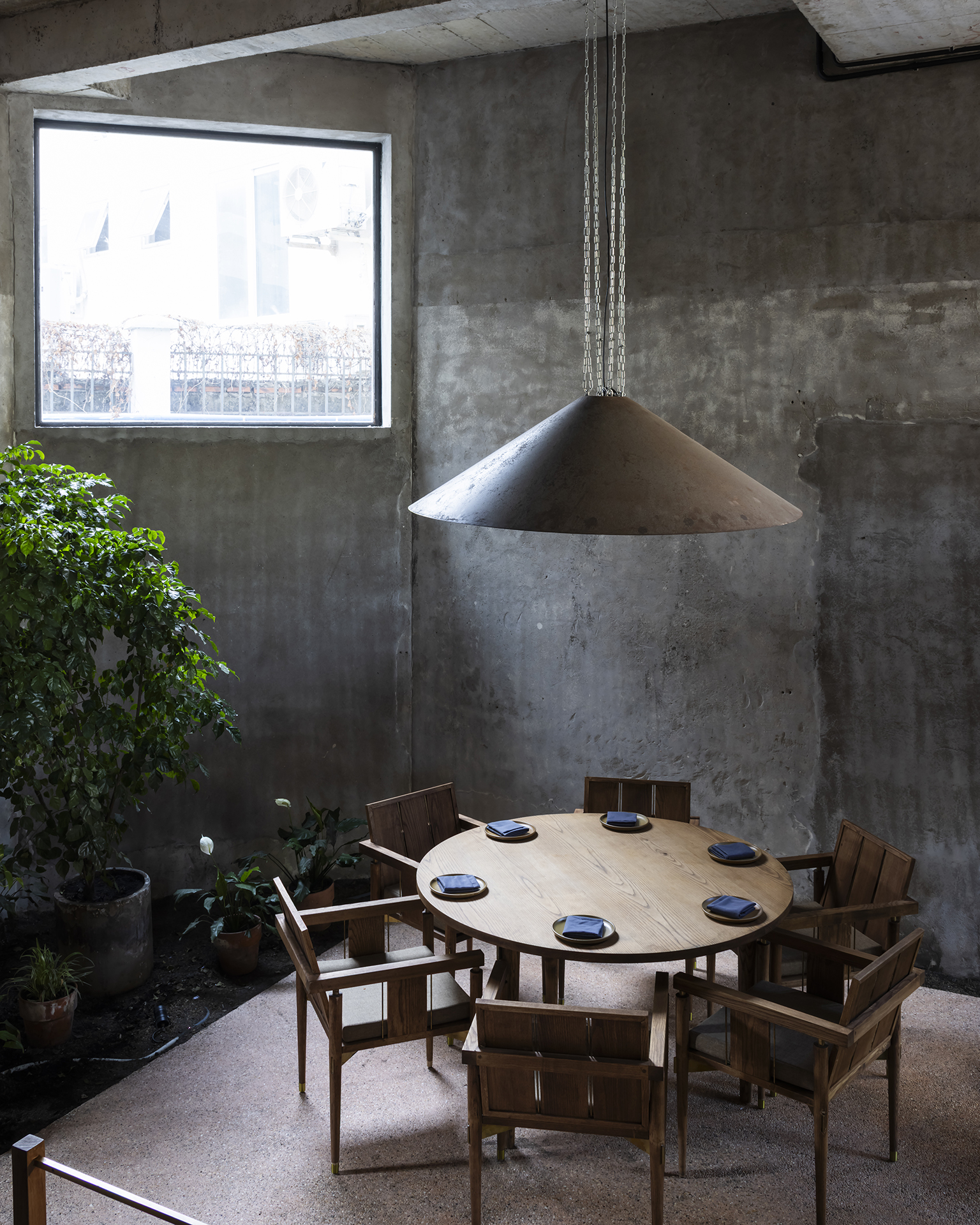 Four-metre-high dining area in the half basement