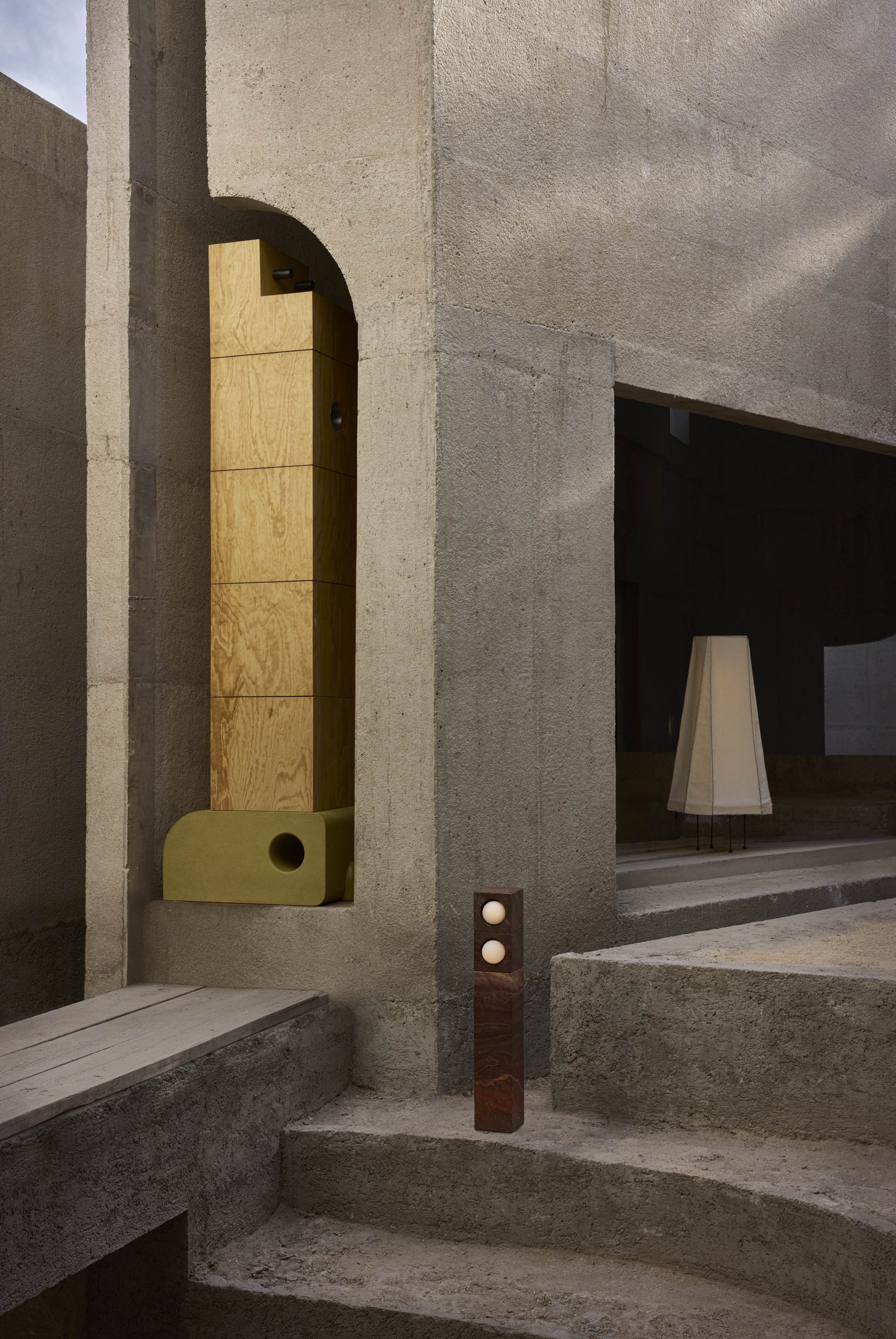 Stepped courtyard and deep concrete openings at Casa Ínsula