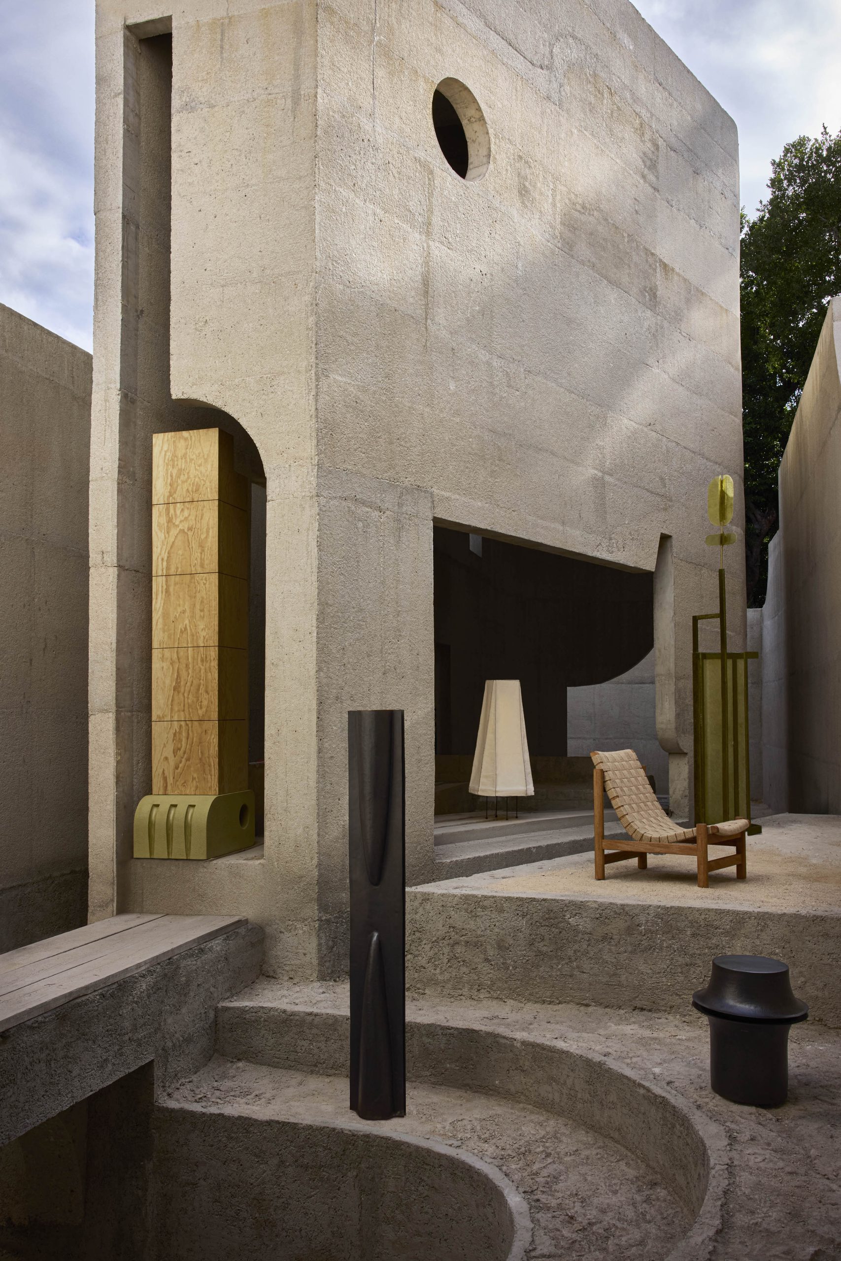Sculptural openings and collected objects in the Casa Ínsula courtyard