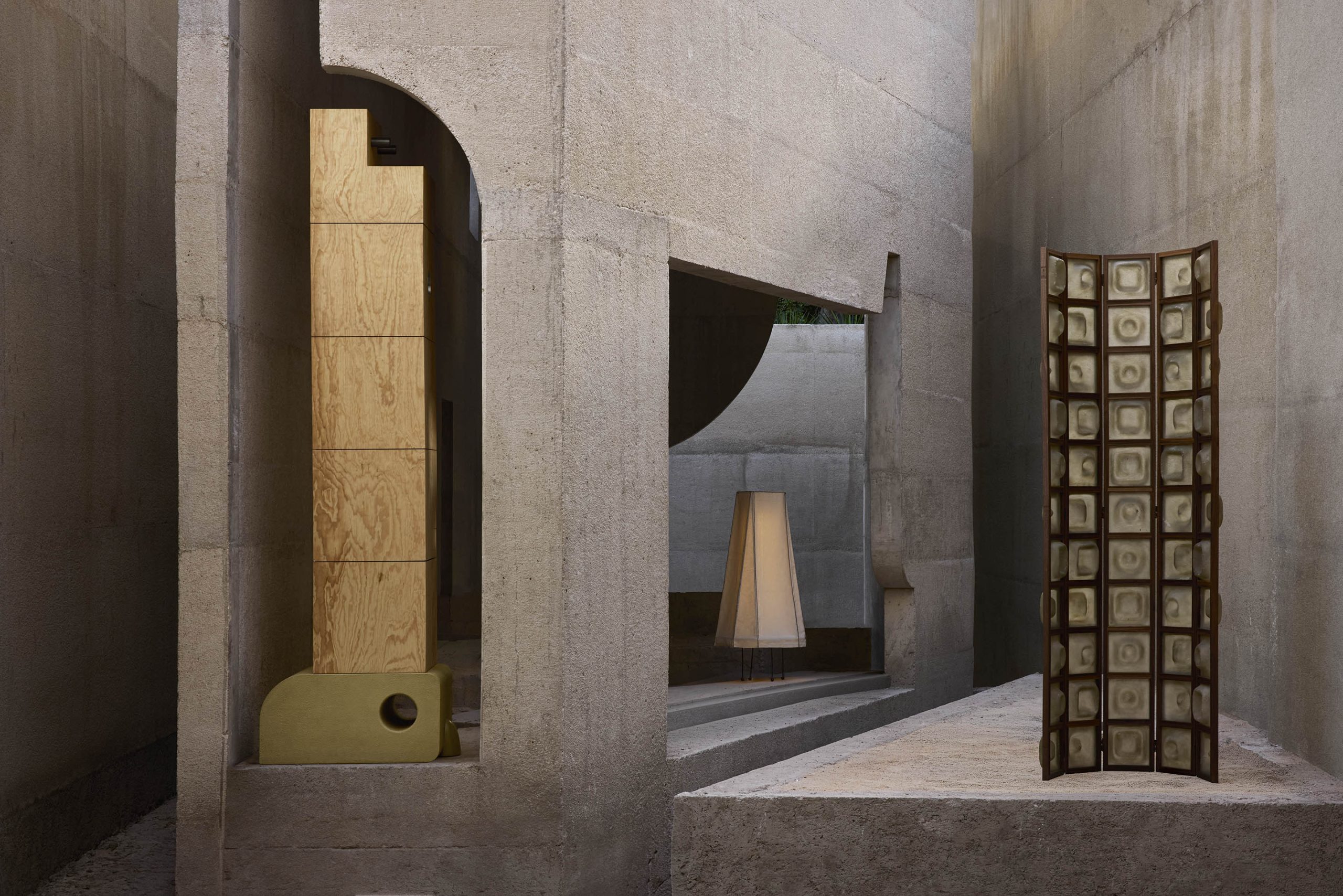 Casa Ínsula courtyard enclosed by monolithic concrete walls in Mérida