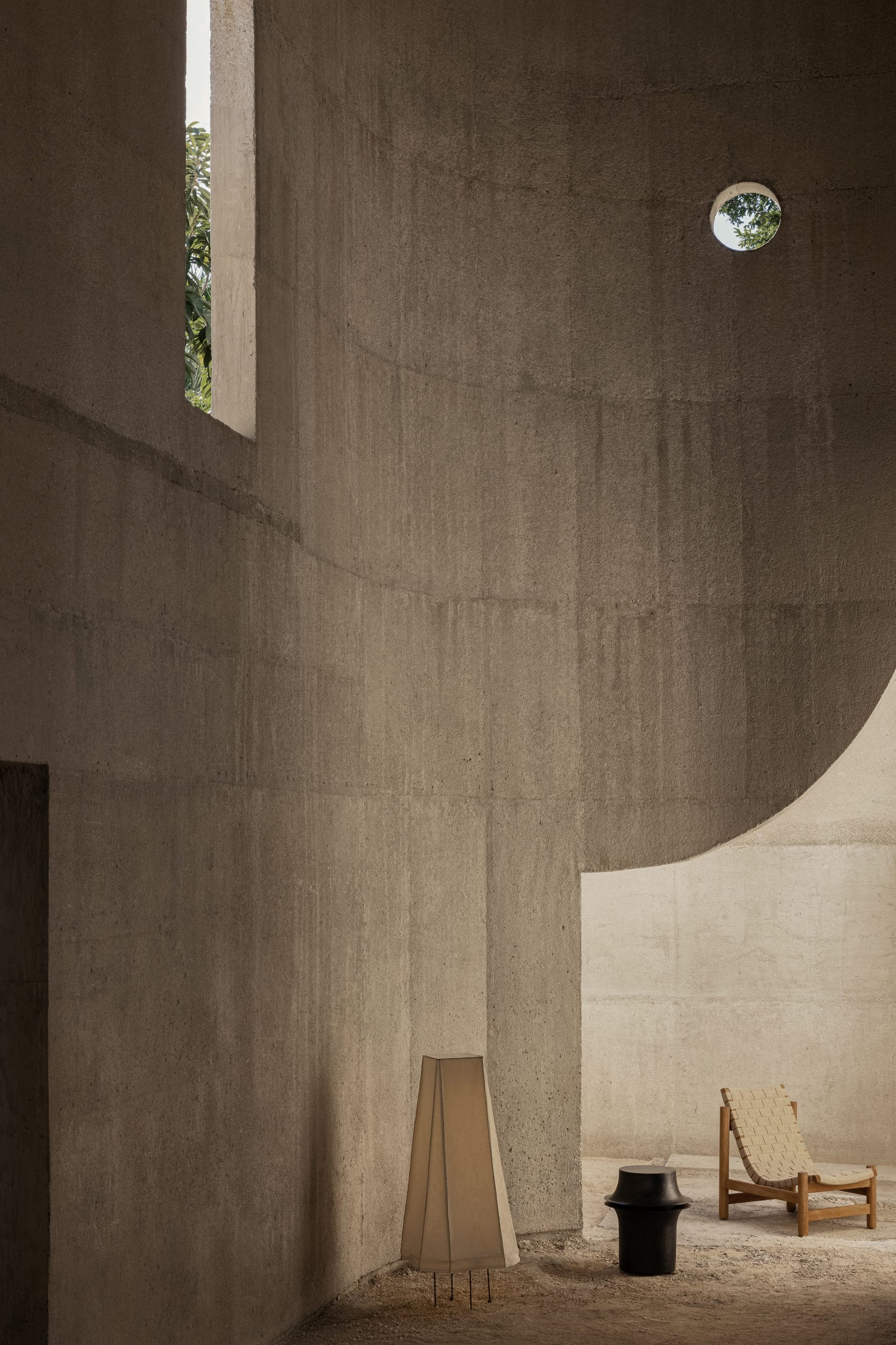 Circular window and curved wall inside Casa Ínsula
